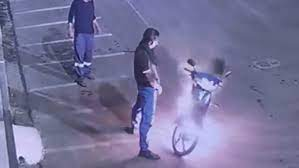 Santo Estevão: homens tentam apagar chamas de moto com urina e vídeo viraliza